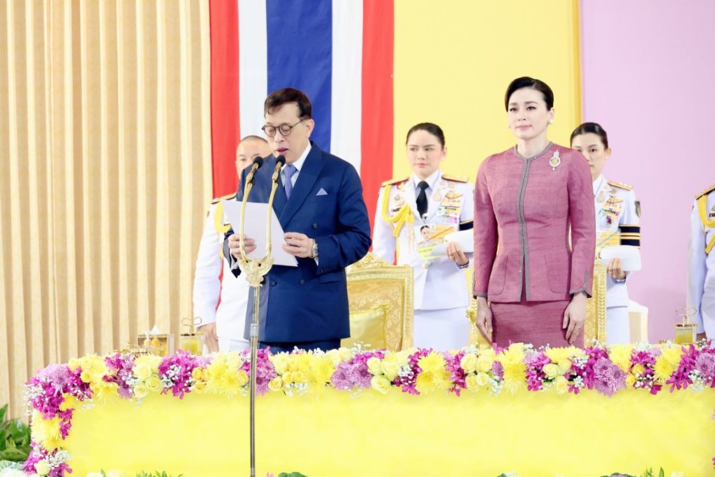 พระบาทสมเด็จพระเจ้าอยู่หัว และสมเด็จพระนางเจ้า ฯ พระบรมราชินี เสด็จพระราชดำเนินไปทรงเปิดการประชุมวิทยาศาสตร์นานาชาติ เจ้าฟ้าจุฬาภรณ์ ครั้งที่ 9 (The Ninth Princess Chulabhorn International Science Congress) ณ ห้องแกรนด์บอลรูม โรงแรมแชงกรี-ลา กรุงเทพ เขตบางรัก กรุงเทพมหานคร