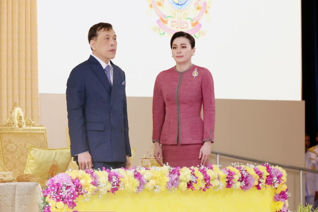 พระบาทสมเด็จพระเจ้าอยู่หัว และสมเด็จพระนางเจ้า ฯ พระบรมราชินี เสด็จพระราชดำเนินไปทรงเปิดการประชุมวิทยาศาสตร์นานาชาติ เจ้าฟ้าจุฬาภรณ์ ครั้งที่ 9 (The Ninth Princess Chulabhorn International Science Congress) ณ ห้องแกรนด์บอลรูม โรงแรมแชงกรี-ลา กรุงเทพ เขตบางรัก กรุงเทพมหานคร