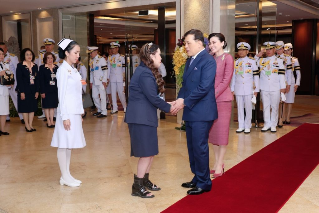 พระบาทสมเด็จพระเจ้าอยู่หัว และสมเด็จพระนางเจ้า ฯ พระบรมราชินี เสด็จพระราชดำเนินไปทรงเปิดการประชุมวิทยาศาสตร์นานาชาติ เจ้าฟ้าจุฬาภรณ์ ครั้งที่ 9 (The Ninth Princess Chulabhorn International Science Congress) ณ ห้องแกรนด์บอลรูม โรงแรมแชงกรี-ลา กรุงเทพ เขตบางรัก กรุงเทพมหานคร
