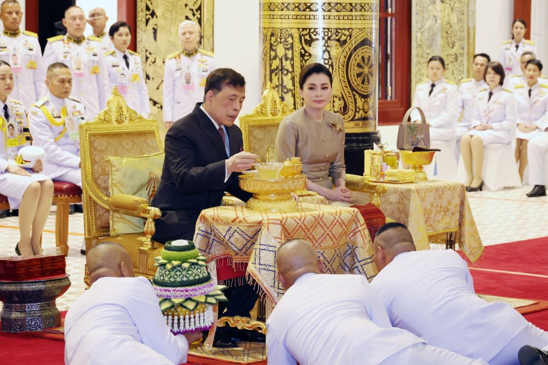 พระบาทสมเด็จพระเจ้าอยู่หัว และสมเด็จพระนางเจ้า ฯ พระบรมราชินี เสด็จพระราชดำเนินไปทรงประกอบพิธีสมโภชพระอัฏฐารส และพระอัครสาวก กับทรงบรรจุพระบรมสารีริกธาตุในยอดฉัตรทองคำ เพื่อเชิญไปประดิษฐานเหนือปราสาทเฟื้องสันหลังคาพระวิหาร ณ วัดเจดีย์หลวง อำเภอเมืองเชียงใหม่ จังหวัดเชียงใหม่ (DUPLICATE)