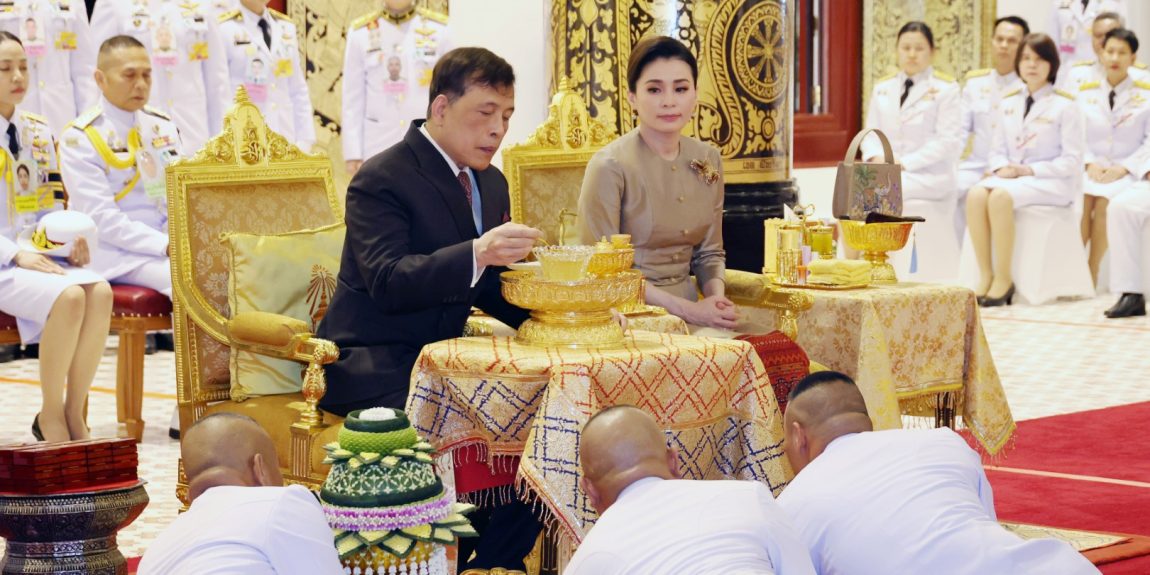 พระบาทสมเด็จพระเจ้าอยู่หัว และสมเด็จพระนางเจ้า ฯ พระบรมราชินี เสด็จพระราชดำเนินไปทรงประกอบพิธีสมโภชพระอัฏฐารส และพระอัครสาวก กับทรงบรรจุพระบรมสารีริกธาตุในยอดฉัตรทองคำ เพื่อเชิญไปประดิษฐานเหนือปราสาทเฟื้องสันหลังคาพระวิหาร ณ วัดเจดีย์หลวง อำเภอเมืองเชียงใหม่ จังหวัดเชียงใหม่