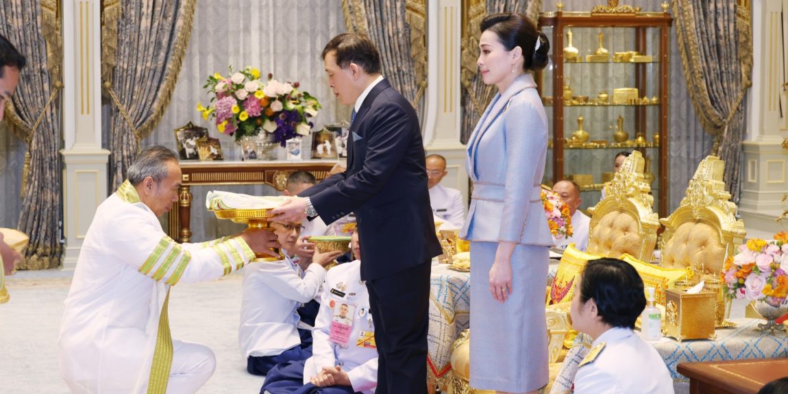พระบาทสมเด็จพระเจ้าอยู่หัว และสมเด็จพระนางเจ้า ฯ พระบรมราชินี เสด็จออก ณ พระที่นั่งอัมพรสถาน พระราชวังดุสิต พระราชทานพระบรมราชวโรกาสให้ คณะบุคคลต่าง ๆ เฝ้าทูลละอองธุลีพระบาท