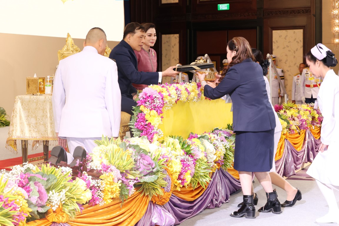 พระบาทสมเด็จพระเจ้าอยู่หัว และสมเด็จพระนางเจ้า ฯ พระบรมราชินี เสด็จพระราชดำเนินไปทรงเปิดการประชุมวิทยาศาสตร์นานาชาติ เจ้าฟ้าจุฬาภรณ์ ครั้งที่ 9 (The Ninth Princess Chulabhorn International Science Congress) ณ ห้องแกรนด์บอลรูม โรงแรมแชงกรี-ลา กรุงเทพ เขตบางรัก กรุงเทพมหานคร
