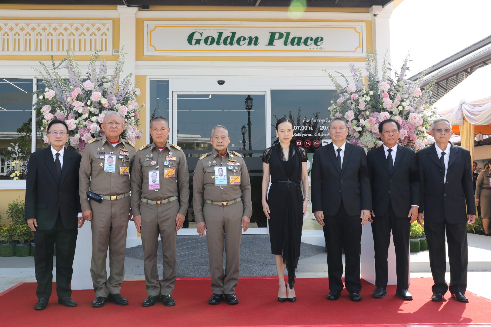 พระบาทสมเด็จพระเจ้าอยู่หัว ทรงพระกรุณาโปรดเกล้าโปรดกระหม่อมให้  ราชเลขานุการในพระองค์พระบาทสมเด็จพระเจ้าอยู่หัว  เป็นประธานในพิธีเปิดร้านโกลเด้น เพลซ สาขาท่าเตียน เขตพระนคร กรุงเทพมหานคร
