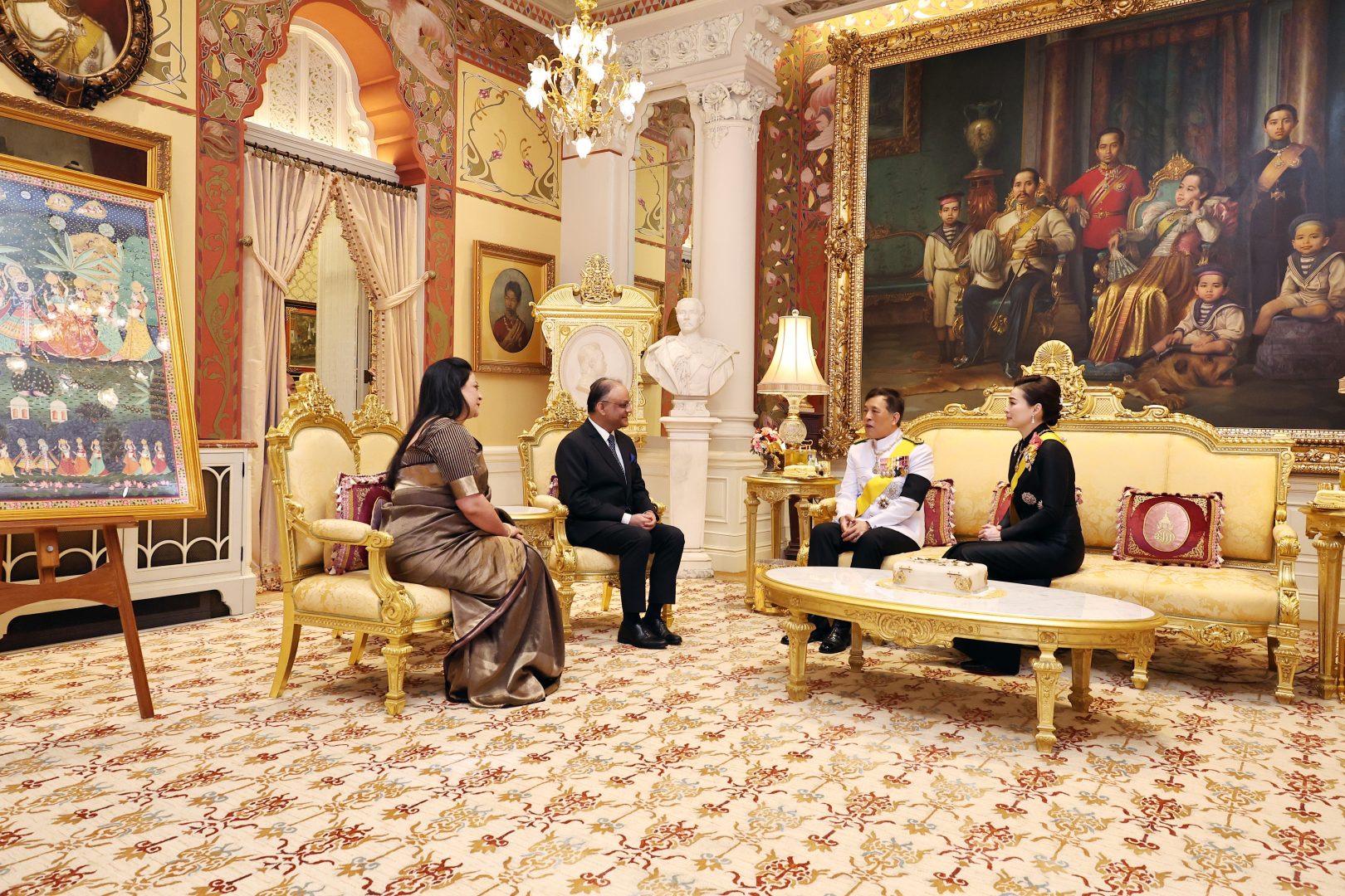 พระบาทสมเด็จพระเจ้าอยู่หัว และสมเด็จพระนางเจ้า ฯ พระบรมราชินี เสด็จออก ณ พระที่นั่งอัมพรสถาน พระราชวังดุสิต พระราชทานพระบรมราชวโรกาสให้ เอกอัครราชทูตสาธารณรัฐอินเดียประจำประเทศไทย เฝ้าทูลละอองธุลีพระบาท กราบบังคมทูลลา ในโอกาสที่จะพ้นจากหน้าที่