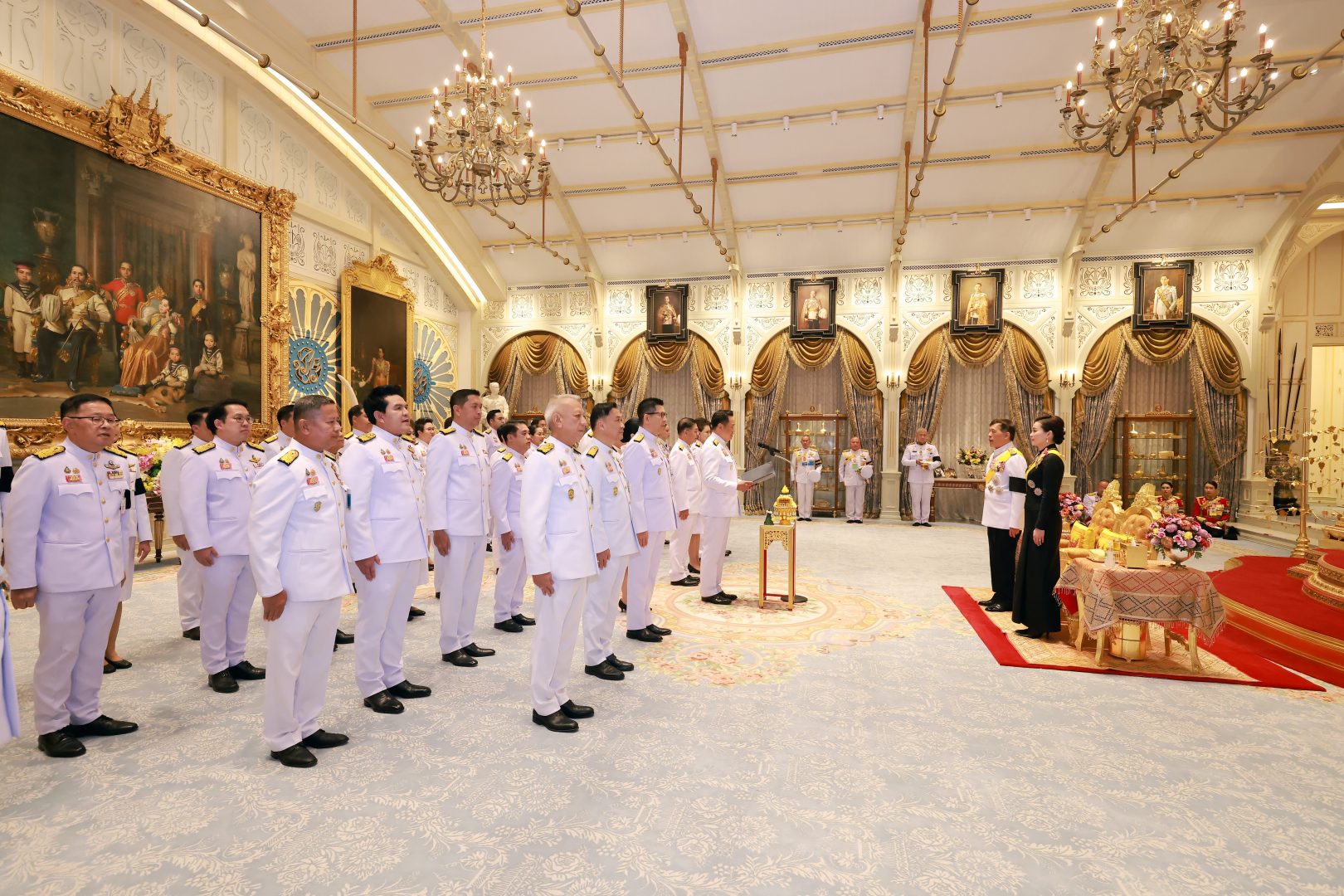 พระบาทสมเด็จพระเจ้าอยู่หัว และสมเด็จพระนางเจ้า ฯ พระบรมราชินี  เสด็จออก ณ พระที่นั่งอัมพรสถาน พระราชวังดุสิต พระราชทานพระบรมราชวโรกาสให้ คณะบุคคลต่าง ๆ เฝ้าทูลละอองธุลีพระบาท