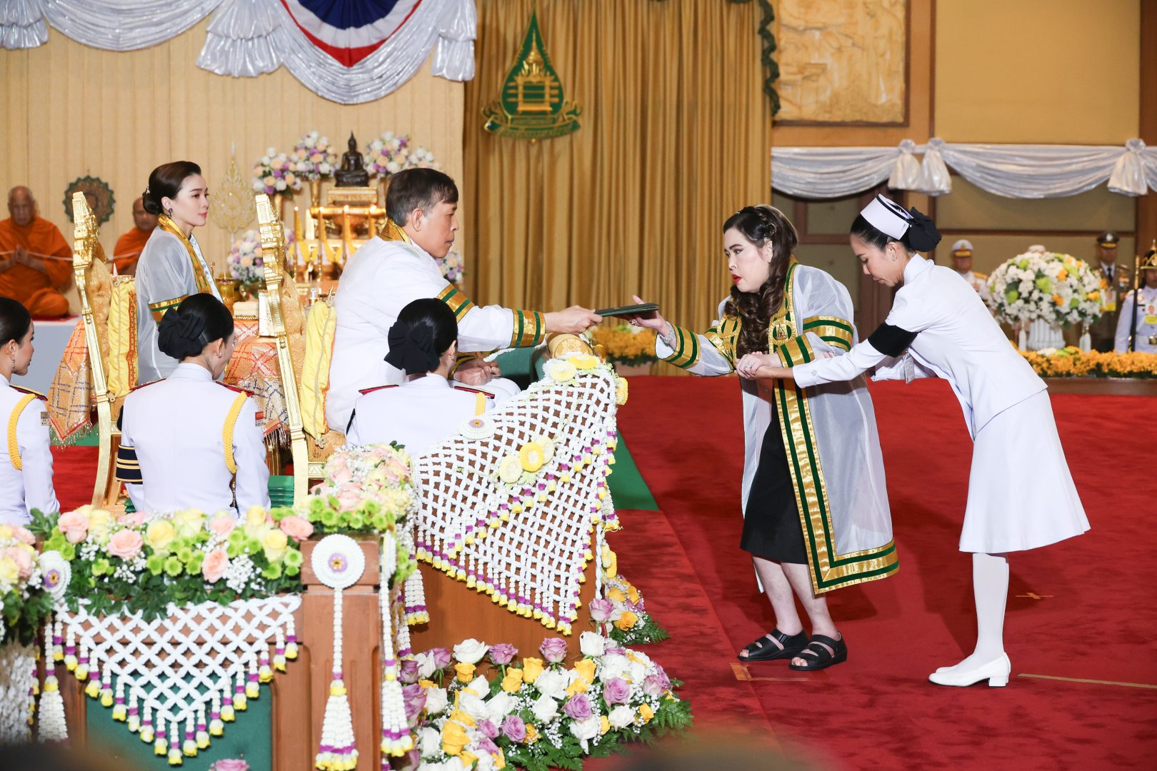พระบาทสมเด็จพระเจ้าอยู่หัว และสมเด็จพระนางเจ้า ฯ พระบรมราชินี เสด็จพระราชดำเนินไปพระราชทานปริญญาบัตรแก่ผู้สำเร็จการศึกษาจากมหาวิทยาลัยสุโขทัยธรรมาธิราช ประจำปีการศึกษา 2566 ณ อาคารอเนกนิทัศน์ มหาวิทยาลัยสุโขทัยธรรมาธิราช อำเภอปากเกร็ด จังหวัดนนทบุรี