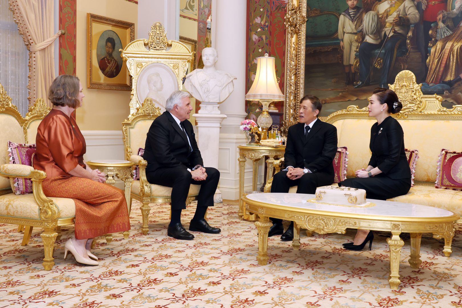 พระบาทสมเด็จพระเจ้าอยู่หัว และสมเด็จพระนางเจ้า ฯ พระบรมราชินี เสด็จออก ณ พระที่นั่งอัมพรสถาน พระราชวังดุสิต พระราชทานพระบรมราชวโรกาสให้ เอกอัครราชทูตสาธารณรัฐชิลีประจำประเทศไทย เฝ้าทูลละอองธุลีพระบาท กราบบังคมทูลลา ในโอกาสที่จะพ้นจากหน้าที่